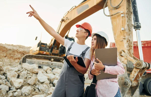 Met Documenten Twee Arbeiders Zijn Overdag Samen Leenkuil — Stockfoto