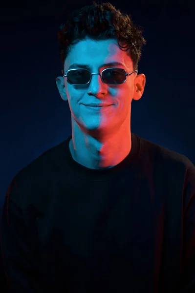 Stylischer Look Neonbeleuchtung Junger Europäischer Mann Ist Dunklen Studio — Stockfoto