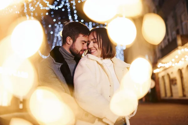 Felice Giovane Coppia Che Celebra Capodanno All Aperto Strada — Foto Stock