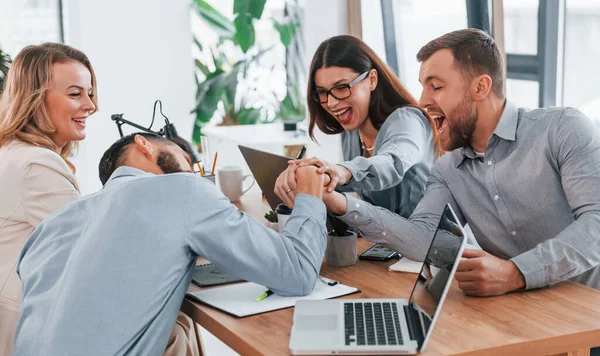 Oficina Moderna Grupo Empresarios Que Trabajan Proyecto — Foto de Stock