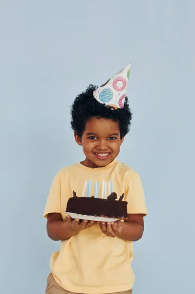 Happy Little African American Kid Have Fun Drinnen Auf Geburtstagsparty — Stockfoto