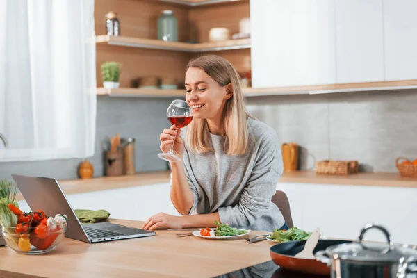 Woman Preparing Food Home Modern Kitchen — Stock Photo, Image