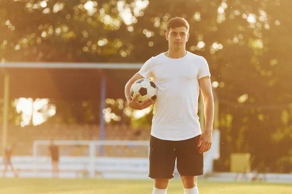 立ちポーズ 若いサッカー選手はスポーツ分野でトレーニングを受けています — ストック写真