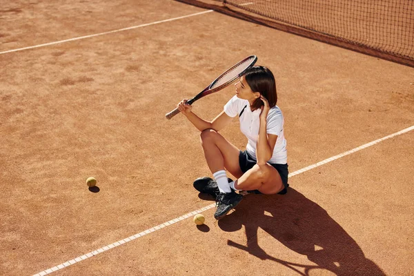 Nahe Dem Netz Tennisspielerin Steht Tagsüber Auf Dem Platz — Stockfoto