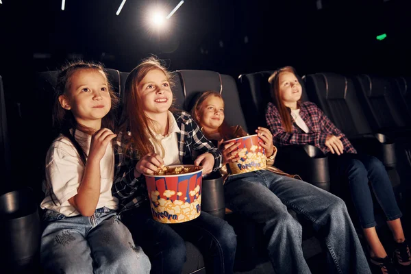Relajarse Divertirse Grupo Niños Sentados Cine Viendo Películas Juntos — Foto de Stock