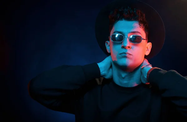 Mit Hut Und Brille Neonbeleuchtung Junger Europäischer Mann Ist Dunklen — Stockfoto