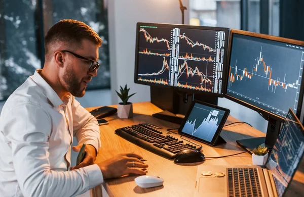 Lavoro Sera Giovane Uomo Affari Abiti Formali Ufficio Con Più — Foto Stock