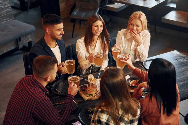 Une Bière Bon Goût Groupe Jeunes Amis Assis Ensemble Dans — Photo