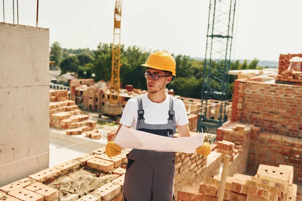 Zadržte Mladý Stavební Dělník Uniformě Zaneprázdněn Nedokončeném Domě — Stock fotografie