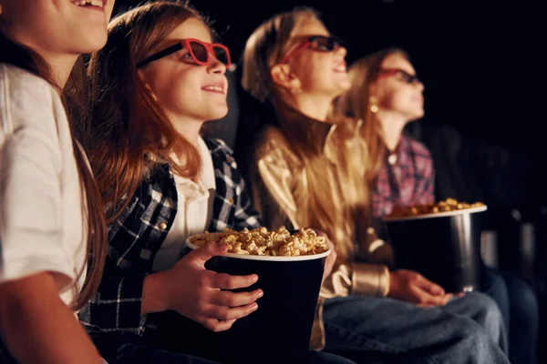 Una Película Interesante Grupo Niños Sentados Cine — Foto de Stock