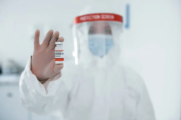 Tartja Kémcsövet Covid Vakcinán Védőegyenruhában Dolgozó Női Egészségügyi Dolgozó — Stock Fotó
