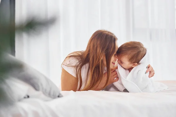 Stenditi Sul Letto Madre Con Sua Figlioletta Chiuso Casa Insieme — Foto Stock