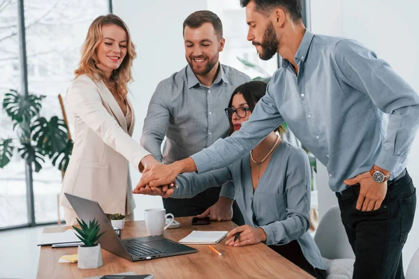 Conexión Internet Mediante Uso Ordenador Portátil Grupo Empresarios Que Trabajan — Foto de Stock