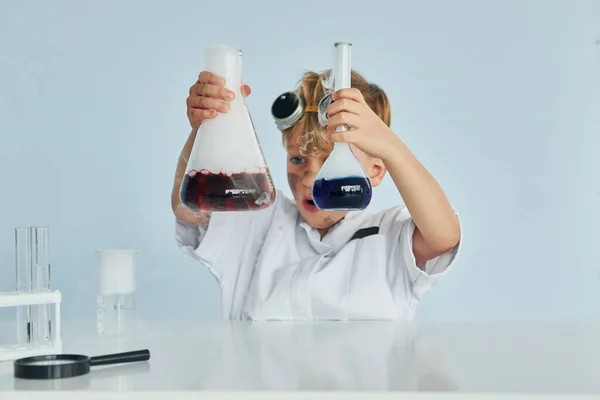 Malý Chlapec Kabátu Hraje Vědec Laboratoři Pomocí Zařízení — Stock fotografie