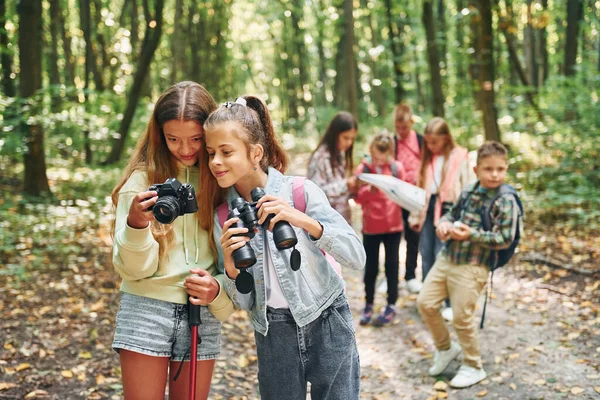 旅游的概念 夏天的白天 孩子们一起在绿林里 — 图库照片