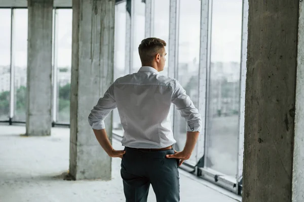 Ventana Grande Joven Ropa Formal Está Trabajando Interiores Construcción —  Fotos de Stock