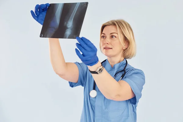 Faz Raio Médico Feminino Profissional Meia Idade Uniforme Com Estetoscópio — Fotografia de Stock