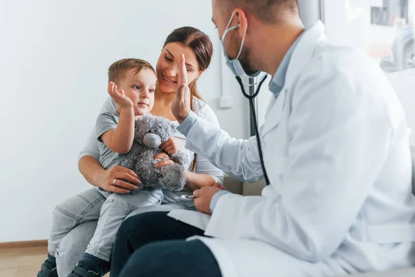 Der Kleine Junge Wird Untersucht Zwei Ärzte Weißen Kitteln Arbeiten — Stockfoto