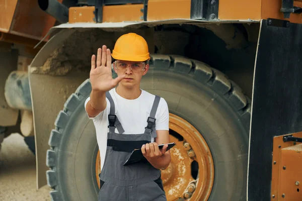 Manažer Plánuje Práci Muž Profesionální Uniformě Dne Parkovišti — Stock fotografie