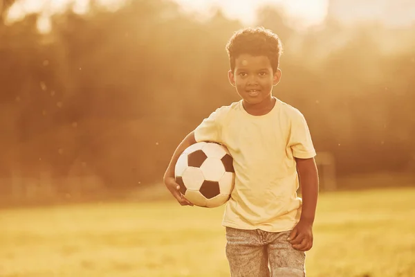 Jeune Footballeur African American Kid Amusez Vous Sur Terrain Pendant — Photo