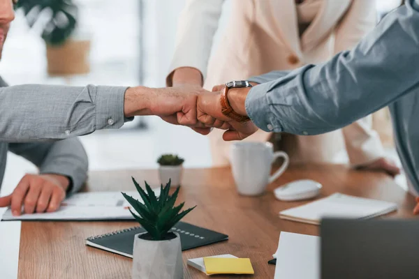 Conversar Com Outro Grupo Empresários Que Trabalham Projeto Escritório — Fotografia de Stock