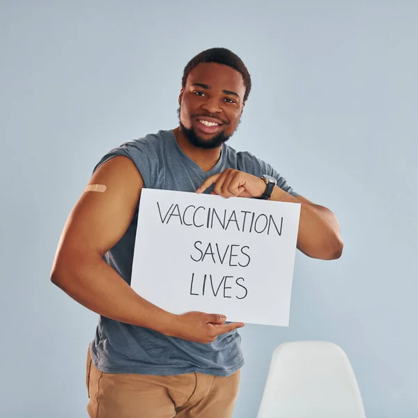 接种疫苗拯救生命的旗帜 注射疫苗后的年轻非洲裔美国人 — 图库照片
