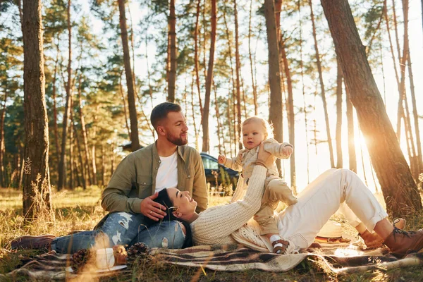 Mujer Está Acostada Familia Feliz Padre Madre Hija Pequeña Está —  Fotos de Stock