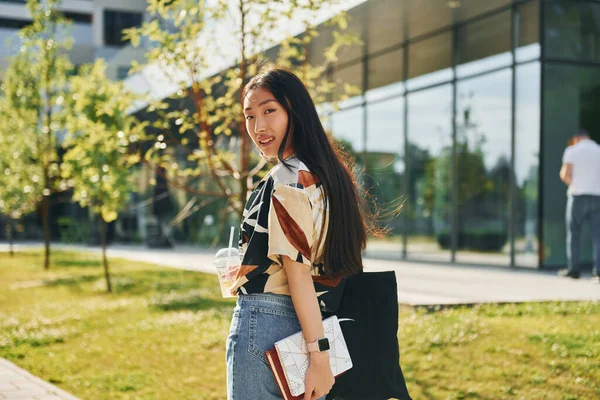 Caminhadas Estudantis Perto Edifício Moderno Jovem Mulher Asiática Livre Durante — Fotografia de Stock