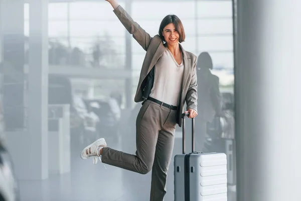 Glückliche Frau Mit Gepäck Steht Drinnen Konzeption Des Tourismus — Stockfoto