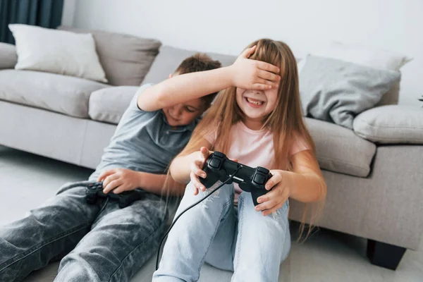 Vloer Zitten Videogame Spelen Kinderen Vermaken Zich Overdag Huiskamer — Stockfoto