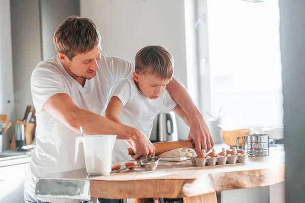 Padre Insegna Suo Piccolo Figlio Con Preparazione Dolci Biscotti Natalizi — Foto Stock