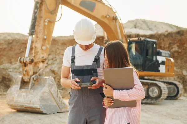 Praten Een Plan Twee Arbeiders Zijn Overdag Samen Leenkuil — Stockfoto