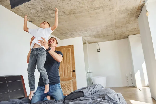 Passare Fine Settimana Attivo Padre Figlio Sono Casa Insieme — Foto Stock