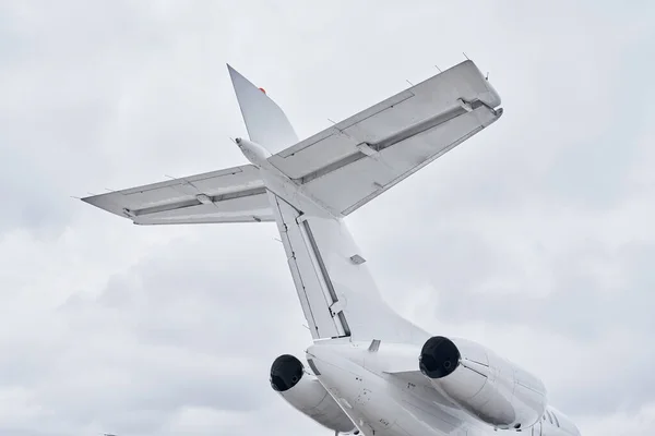 Avião Branco Aeronaves Turboélice Estacionadas Pista Durante Dia — Fotografia de Stock