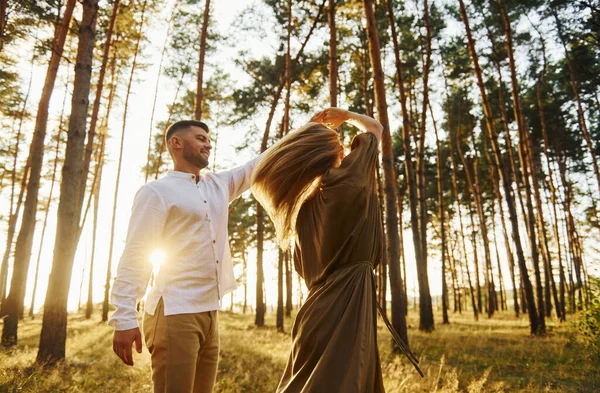 Dans Forêt Jour Heureux Couple Est Extérieur — Photo