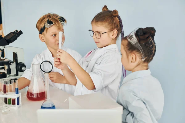 Standing Table Test Tubes Children White Coats Plays Scientists Lab — Stock Photo, Image