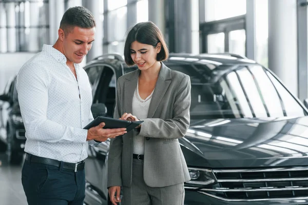 Står Nära Bilen Man Formell Slitage Hjälpa Kunden Med Valet — Stockfoto