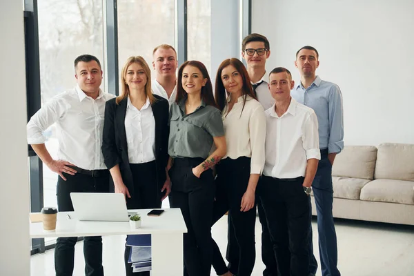 Zusammenstehen Gruppe Von Personen Offizieller Kleidung Die Sich Drinnen Büro Stockbild