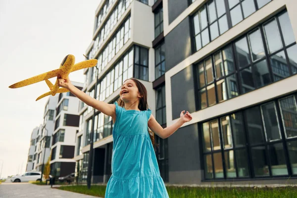 Mit Spielzeugflugzeug Fröhliches Kleines Mädchen Läuft Kleid Durch Die Stadt Stockbild