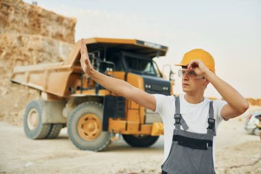 Profesyonel yükleme aracı. Üniformalı işçi gündüz vakti ödünç alma çukurunda..