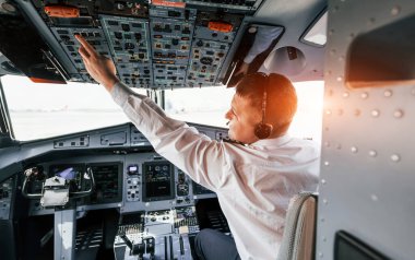 Uçuşun kontrolü. Yolcu uçağının pilotu. Kalkışa hazırlanılıyor..