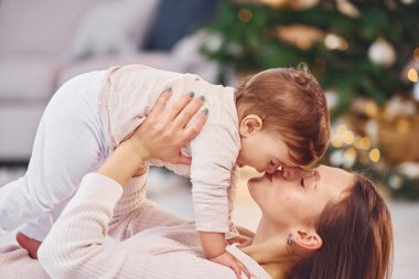 Eğleniyorum. Anne ve küçük kızı evde birlikte..