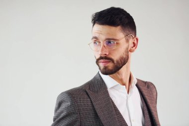 Takım elbiseli genç bir iş adamı. Başarı kavramı.