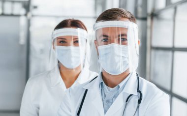 Sağlık hizmeti kavramı. Beyaz önlüklü iki doktor klinikte birlikte çalışıyorlar..