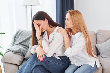 Kadın kendini kötü hissediyor. Genç anne ve kızı gündüz vakti evdeler..