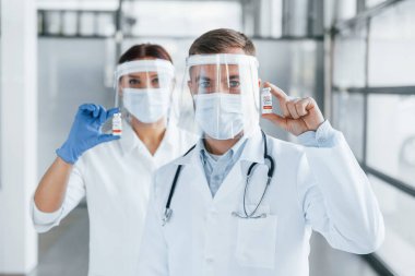 Beyaz önlüklü iki doktor klinikte birlikte çalışıyorlar..