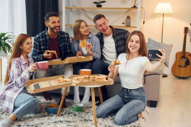 Selfie çekiyorum. Bir grup arkadaş içeride parti veriyor..