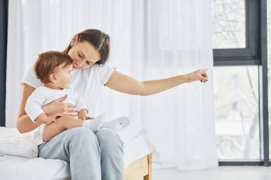 Ebeveynlik kavramı. Anne ve küçük kızı evde birlikte..