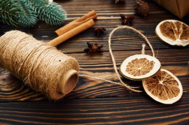 Yeni yıl süslemeleri ile noel şenlik dokusunun en üst görünümü.