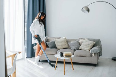 Beyaz elbiseli. Kadın evin içinde..